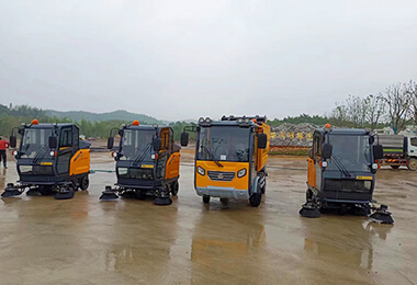 湖州安吉安瀾旅游度假區(qū)四輪后掛清運(yùn)車MN-H91、大功率掃地機(jī)MN-E810FB案例