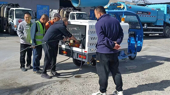 明諾三輪高壓沖洗車助力夏季城市清